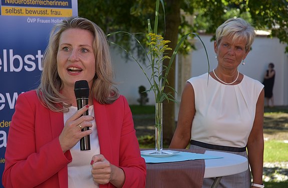BM Susanne Raab zu Besuch in Hollabrunn BM Susanne Raab zu Besuch in Hollabrunn